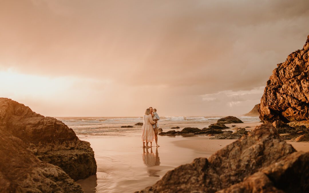 Seaside at sunrise | All the reasons why you should consider a family photo session at sunrise