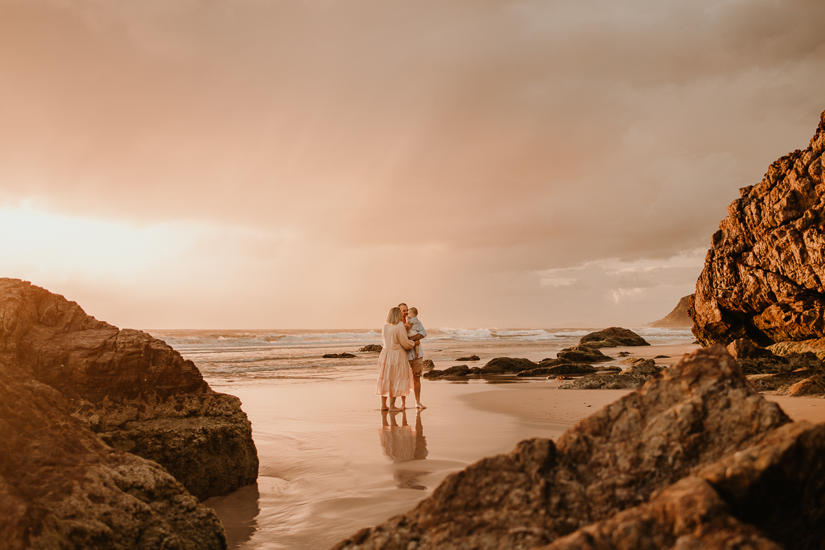 Seaside at sunrise | All the reasons why you should consider a family photo session at sunrise