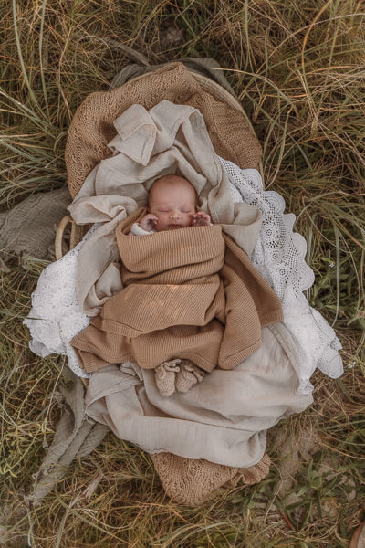 Photos by Jordi - Close up newborn portrait with back rolls